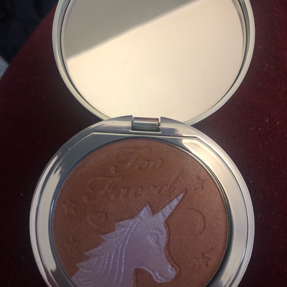 Too Faced Unicorn Tears bronzer - Picture 2 of 3